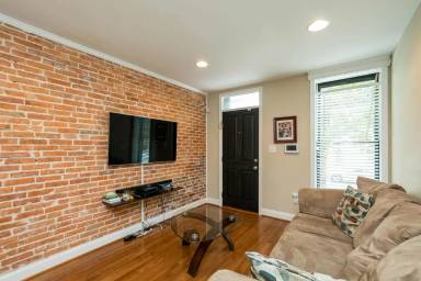 Main picture of 2402 Fleet St