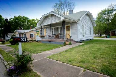 Main picture of 921 Forrest St