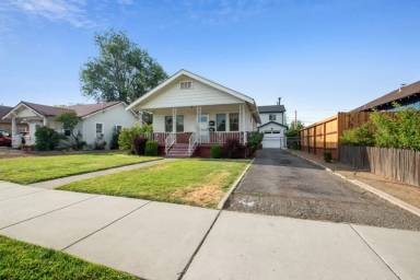 Main picture of 487 E 9th St