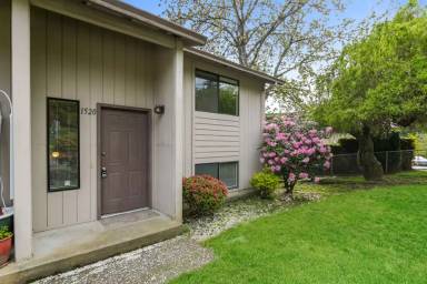 Main picture of 1520 SW Dewitt St