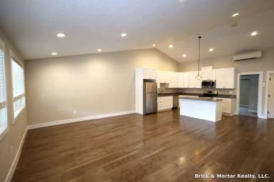 Main picture of 300 NW Santiam Blvd