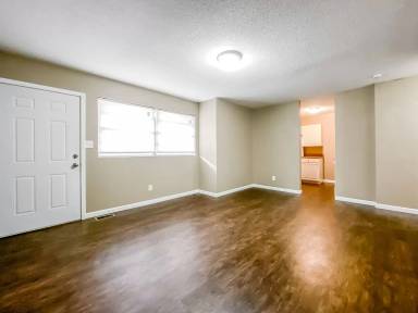 Main picture of 118 E 10th Ave