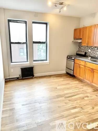 Main picture of 585 E 21st St