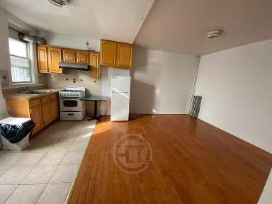 Main picture of 250 E 204th St