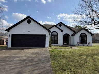 Main picture of 11 Lakeview Ln