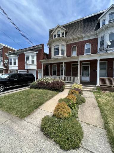 Main picture of 1315 N George St