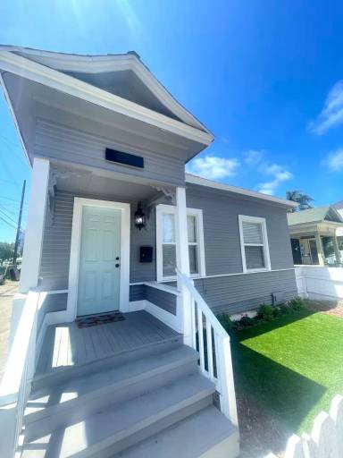Main picture of 226 W 6th St