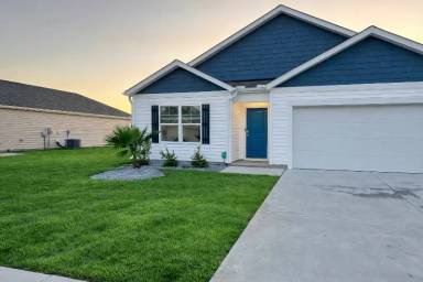 Main picture of 8183 E Highcroft Dr NE