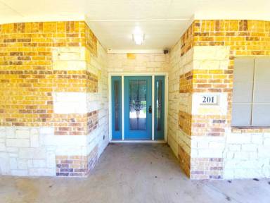 Main picture of 201 W Oak St