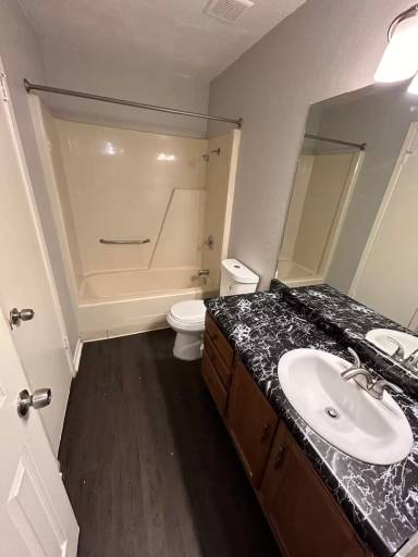 Main picture of 2500 Red River St
