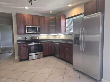 Main picture of 979 W Montrose St