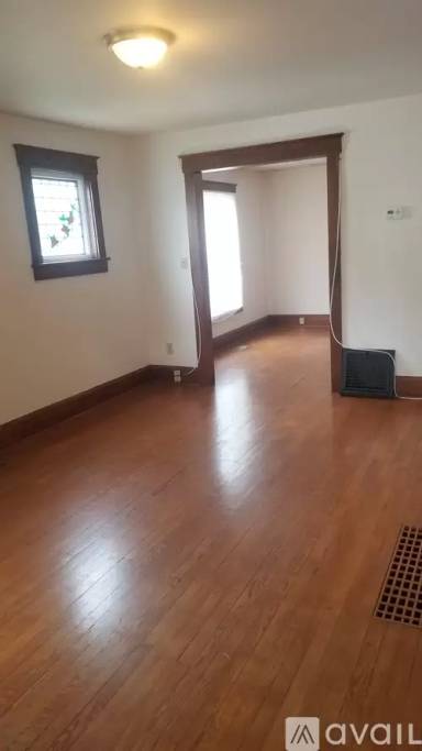 Main picture of 98 Bowery St