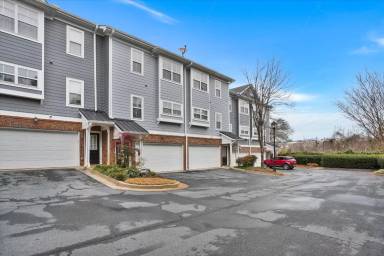 Main picture of 304 Carlyle Park Dr NE