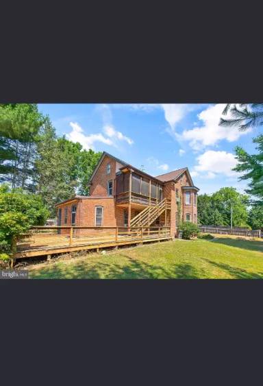 Main picture of 210 E Main St