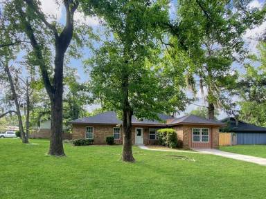 Main picture of 20 Barrington Cir