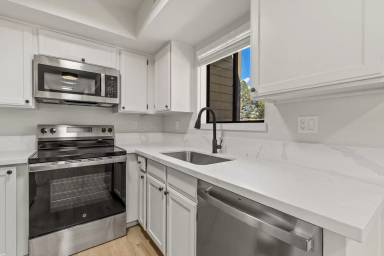 Main picture of 3325 E Lockett Rd