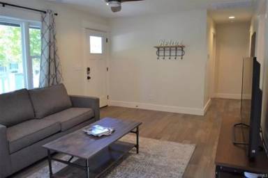 Main picture of 124 N Bryan Ave