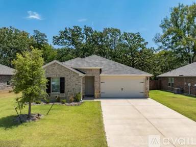 Main picture of 1008 N River Oaks Ln