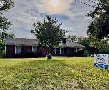 Main picture of 400 Queens Dr