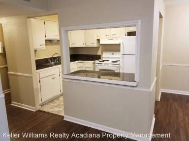 Main picture of 211 Versailles Blvd