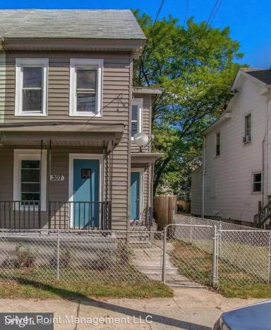 Main picture of 307 S 3rd St