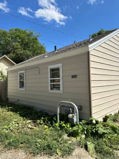 Main picture of 215 Miles Ave