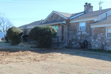 Main picture of 200 E Marshall Dr