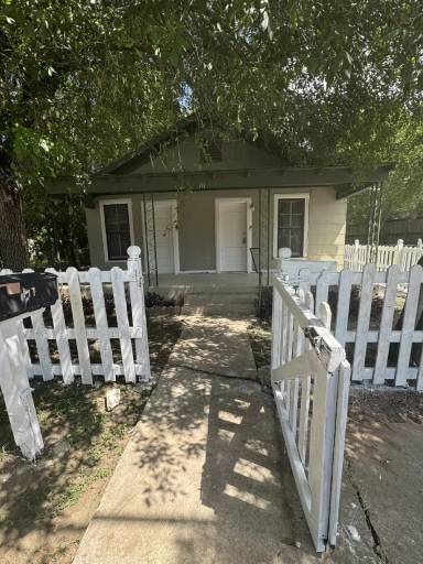 Main picture of 111 White Oak St