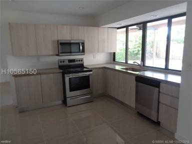 Main picture of 9661 Sunset Strip
