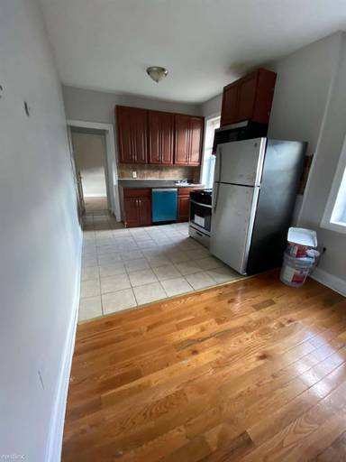 Main picture of 6310 Broadway