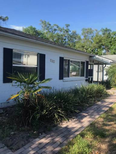 Main picture of 910 Golfview St