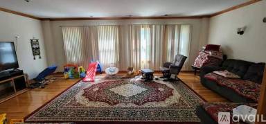 Main picture of 6042 N Washtenaw Ave