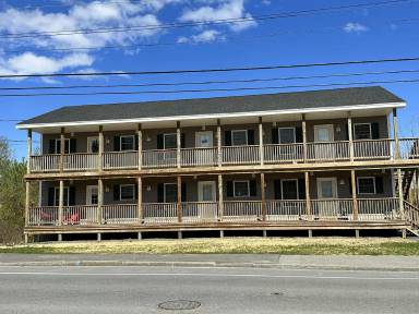 Main picture of 586 Main St