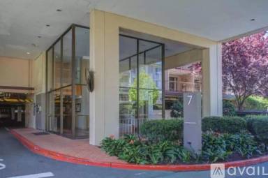 Main picture of 7 Commodore Dr