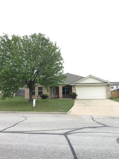 Main picture of 105 E Great Plains Trl