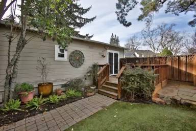 Main picture of 11 Ivanhoe Ct