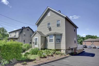 Main picture of 19 1/2 Clinton Ave