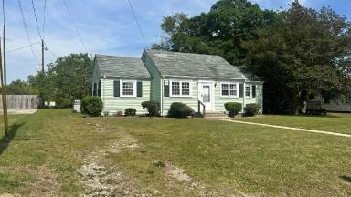Main picture of 704 E Country Club Dr