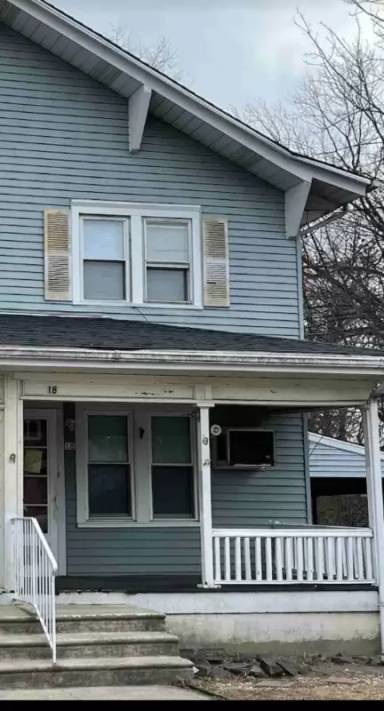 Main picture of 18 Center Oak Ave