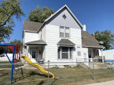 Main picture of 122 W 7th St