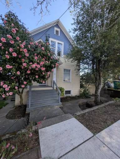 Main picture of 912 Washington Ave