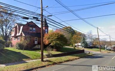 Main picture of 747 Center St