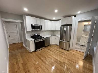 Main picture of 3 Mossland St