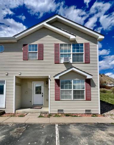 Main picture of 960 W 24th St