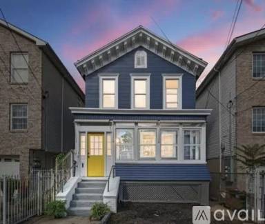 Main picture of 114 Oak St