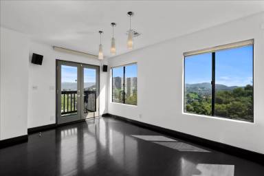 Main picture of 6884 Pacific View Dr