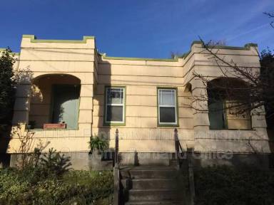Main picture of 2415 SE Madison St