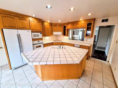 Main picture of 3211 Greentree Way