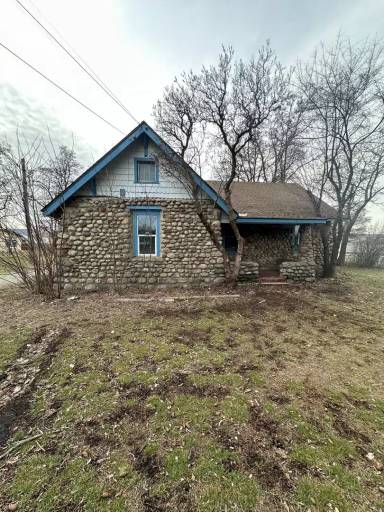 Main picture of 645 N McGuire Rd