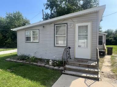 Main picture of 1224 N Cedar Rd